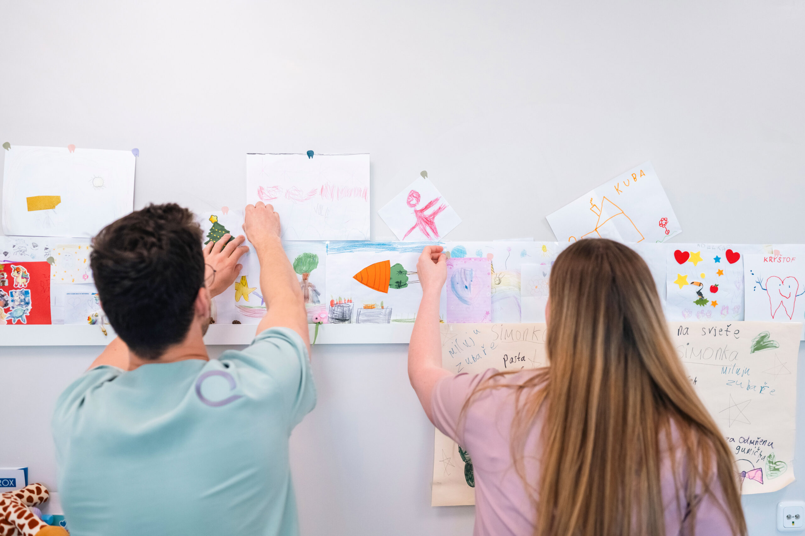 Dětské kresby v čekárně kliniky CLINIQ