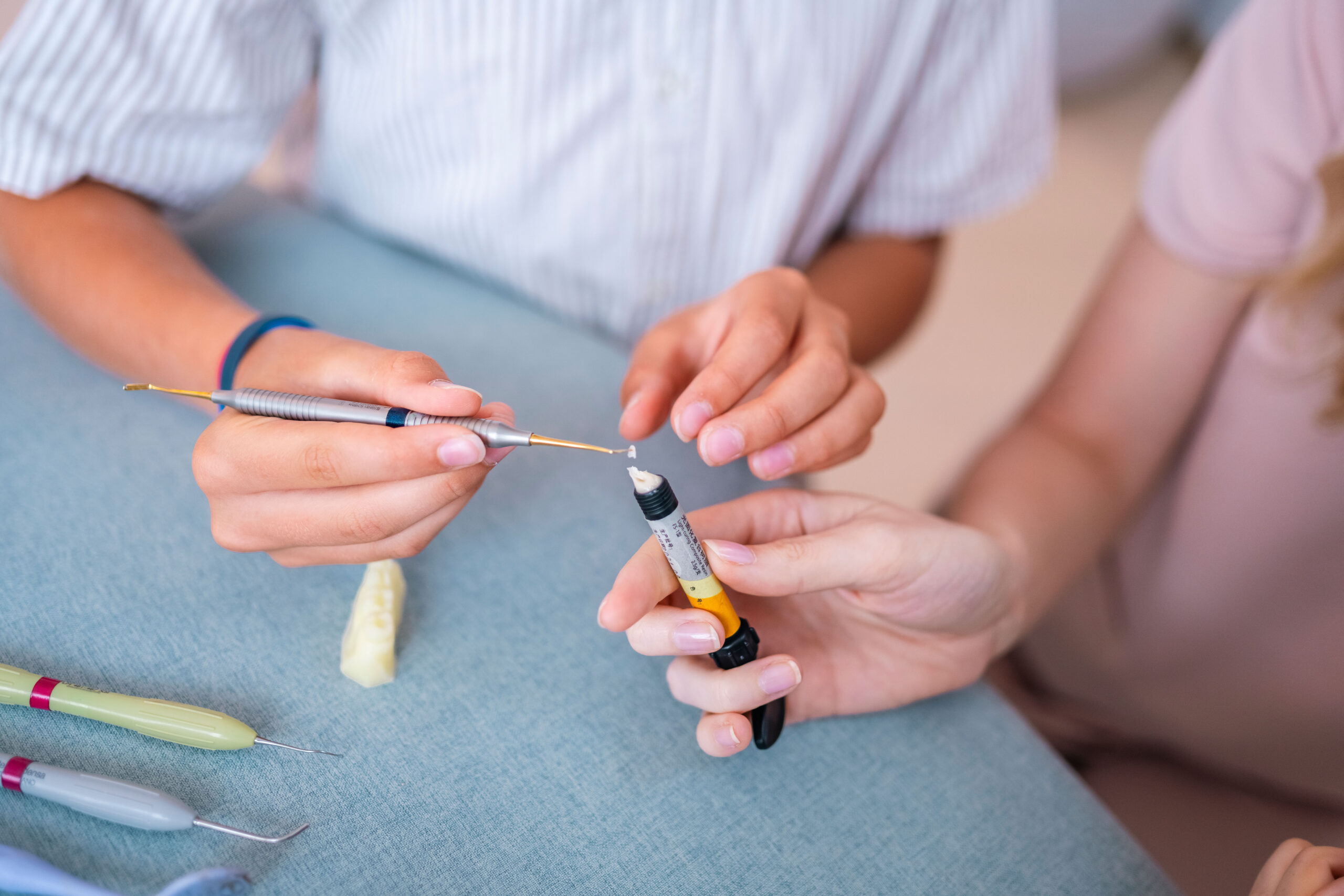 Ukázka dentálního materiálu při edukaci pacienta